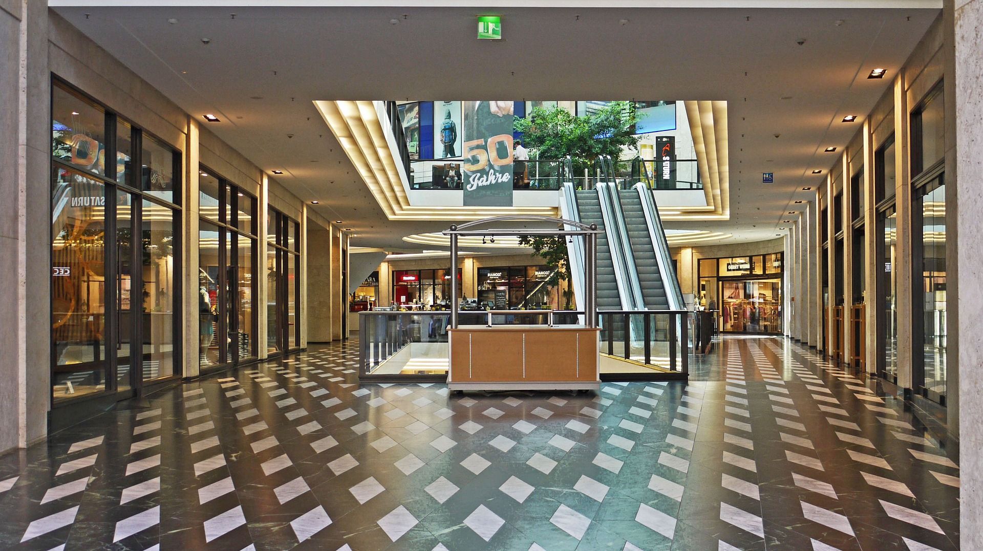 mall-3245949_1920.jpg